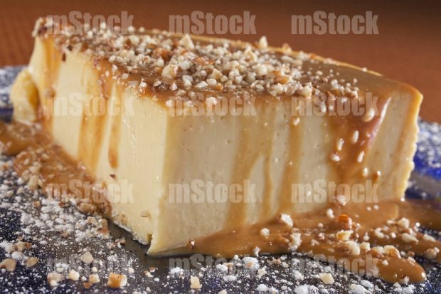 Flan napolitano de cajeta con nuez