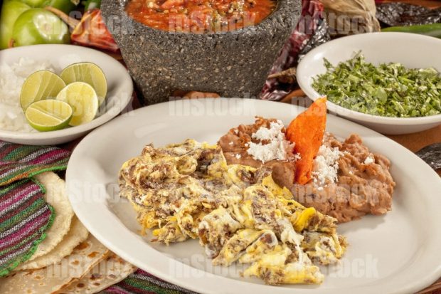 Machacado con huevo y refritos