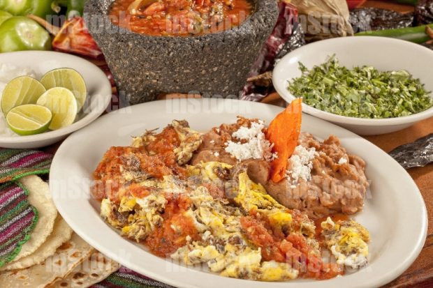 Machacado con huevo y salsa roja