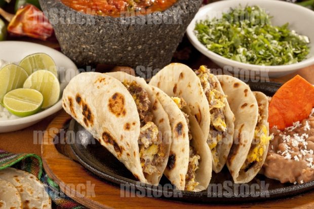 Tacos de machaca con huevo con frijoles