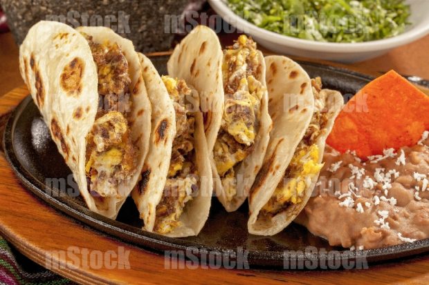 Tacos de machacado con huevo en harina