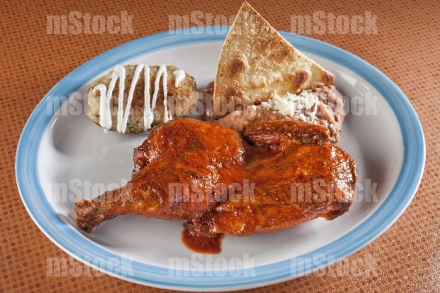 Pollo en Achiote con papa asada