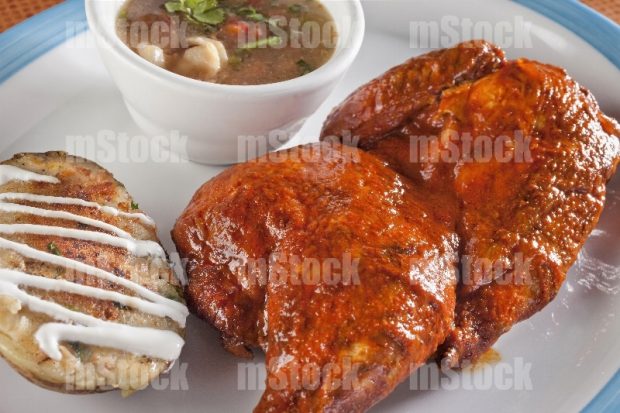 Pollo en Achiote con papa y charros