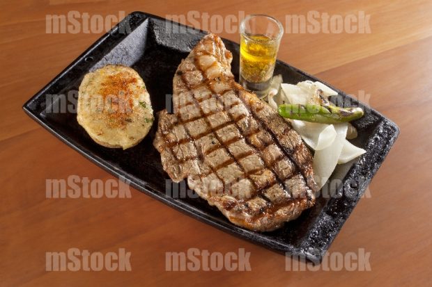 Rib eye a la parrilla con papa asada