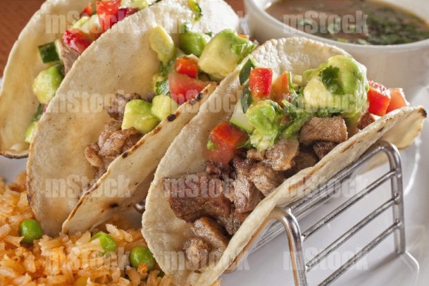 Tacos de carne asada con aguacate
