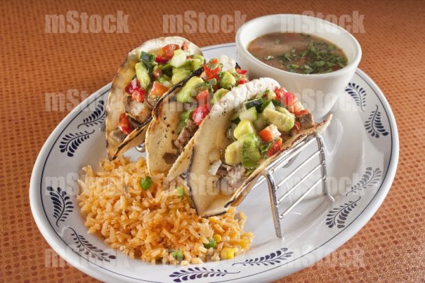 Tacos de Carne asada con arroz y frijoles charros