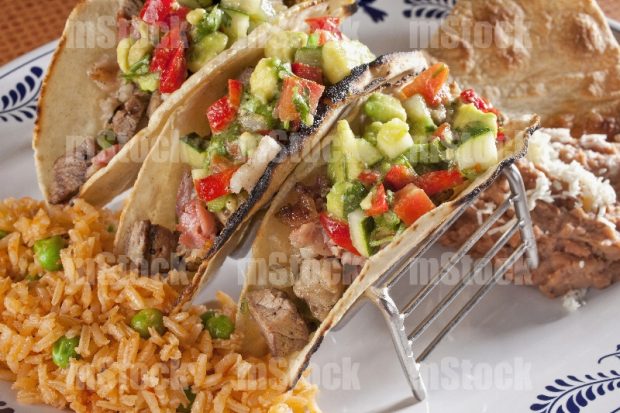 Tacos de carne asada con arroz y refritos