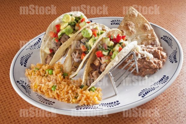 Tacos de Carne asada con refritos
