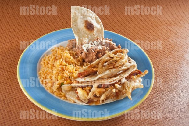 Tacos de costilla bbq con arroz y refritos