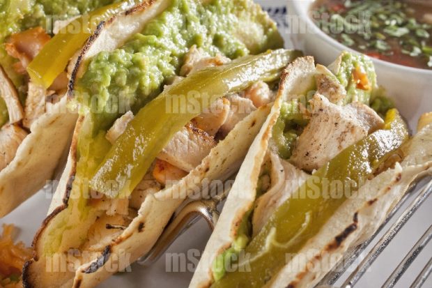 Tacos de pollo con raja de chile poblano