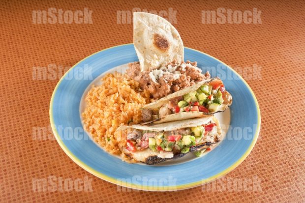 Tacos de discada con arroz y frijoles