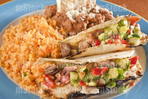 Tacos de discada con guacamole