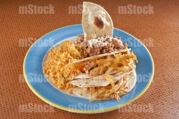 Tacos de Pollo a la mexicana con arroz en harina