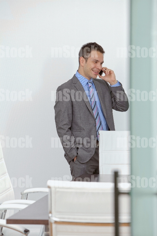 Ejecutivo hablando por teléfono