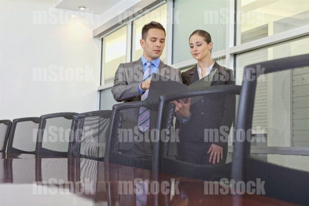 Ejecutivos en Sala de Juntas