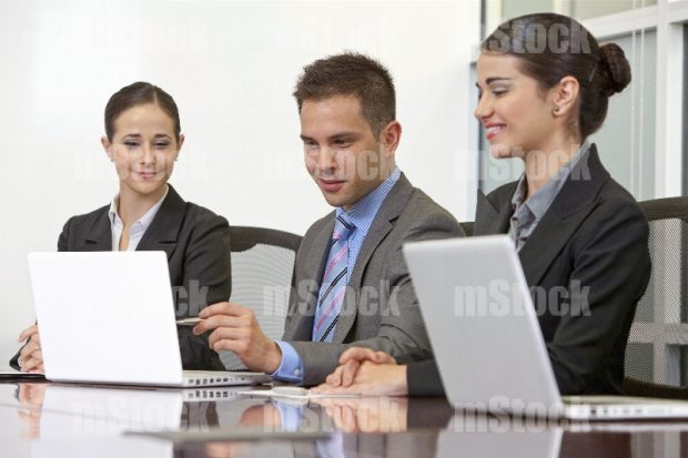 Ejecutivos revisando contrato