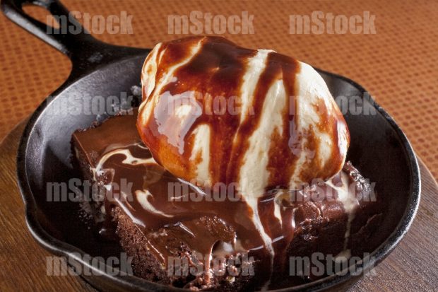 Brownie caliente con nieve de vainilla y chocolate
