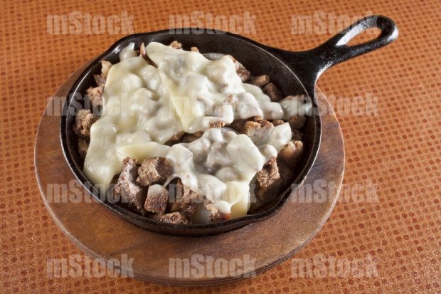Carne asada en plato caliente