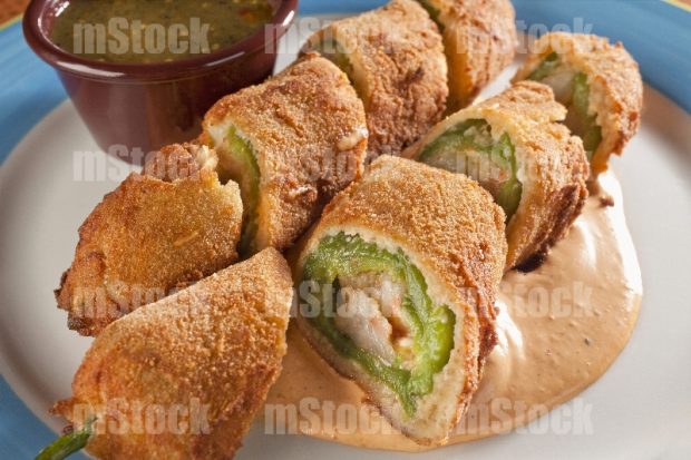 Chiles Jalapeños empanizados rellenos de Camarón