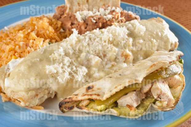 Enchilada blanca con taco de pollo y arroz
