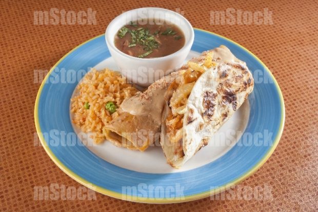 Enchilada y taco con arroz y frijoles