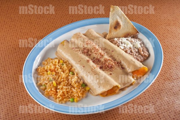Enchiladas en salsa de chipotle con arroz y frijoles