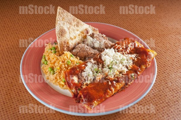 Enchiladas rojas con arroz y frijoles