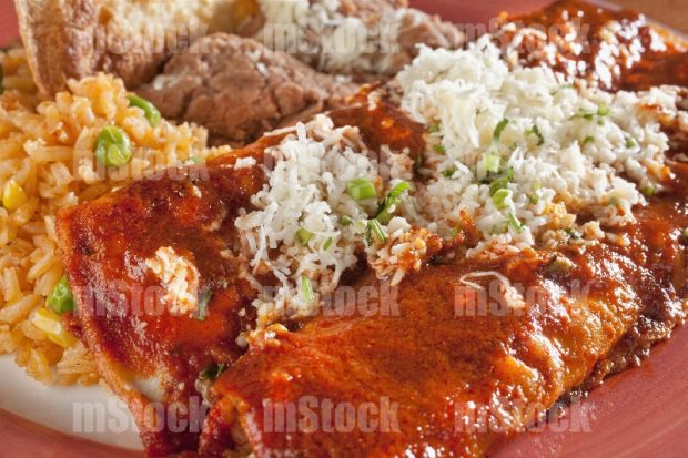 Enchiladas rojas con arroz