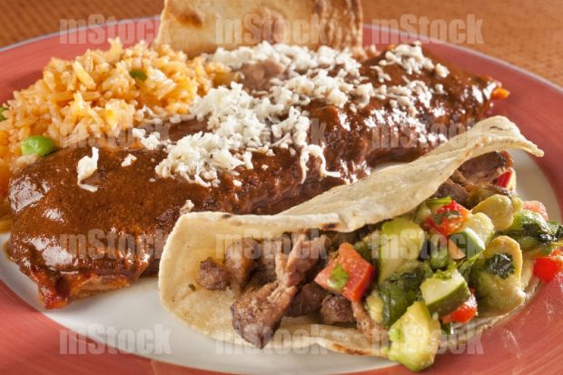Enmolada y taco de bistec