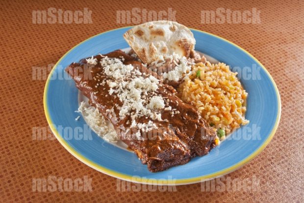 Enmoladas con arroz y frijoles