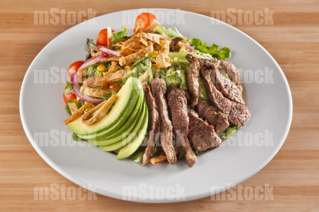 Ensalada con arrachera y aguacate