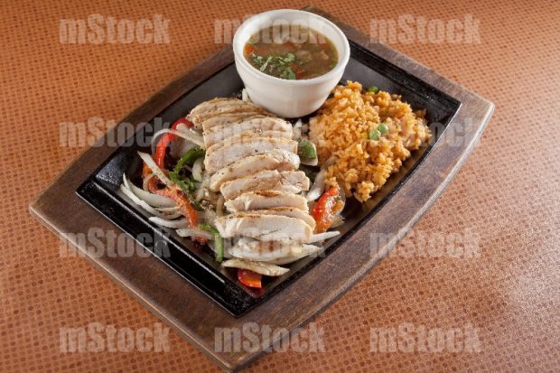 Fajita de Pollo con pimientos y charros