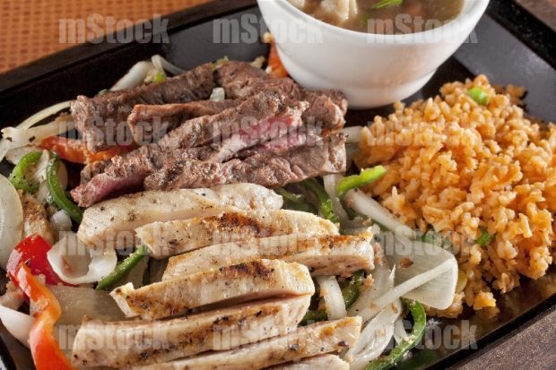 Fajita de res y pollo con arroz y charros
