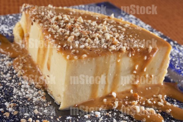Flan napolitano con cajeta y nuez