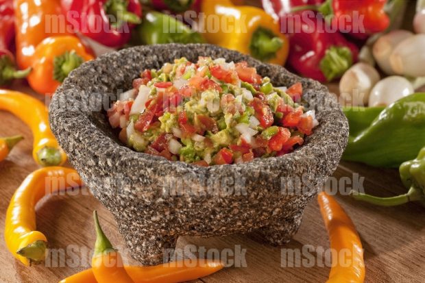 Molcajete con guacamole y pico de gallo