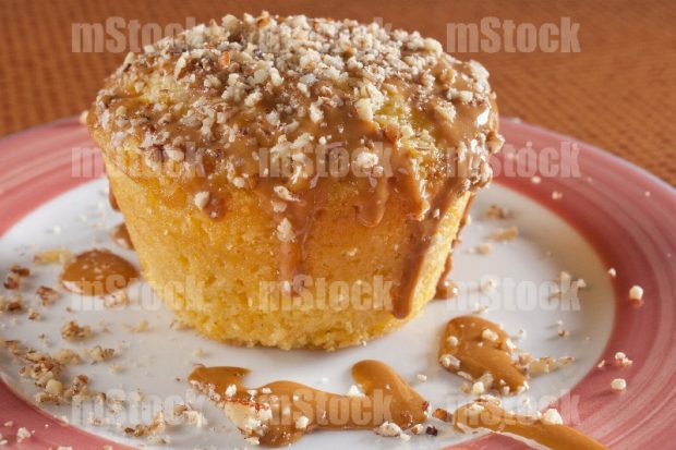 Quequito de pan de elote con cajeta y nuez