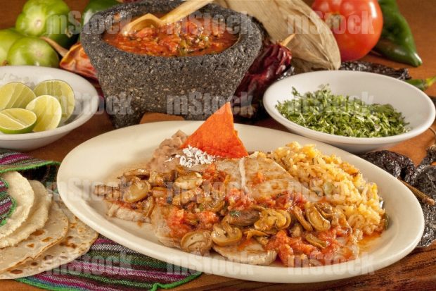 Pollo a la parrilla en salsa roja y champiñones