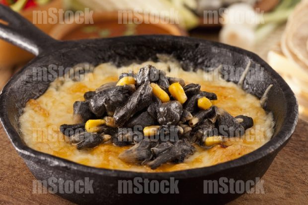 Queso fundido con Huitlacoche
