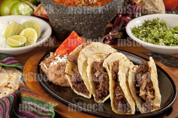 Tacos de barbacoa en maíz
