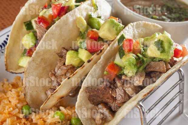 Tacos de carne asada con aguacate y tomate
