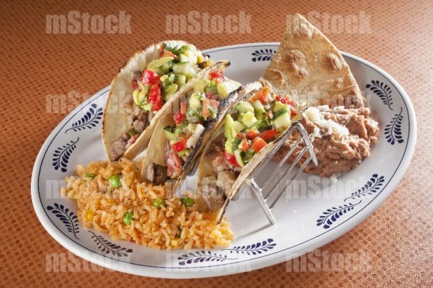 Tacos de carne asada con arroz y frijoles
