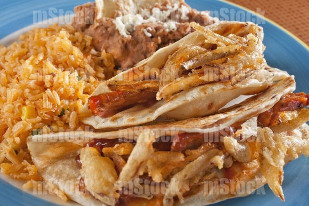 Tacos de costilla a la bbq con arroz y frijoles