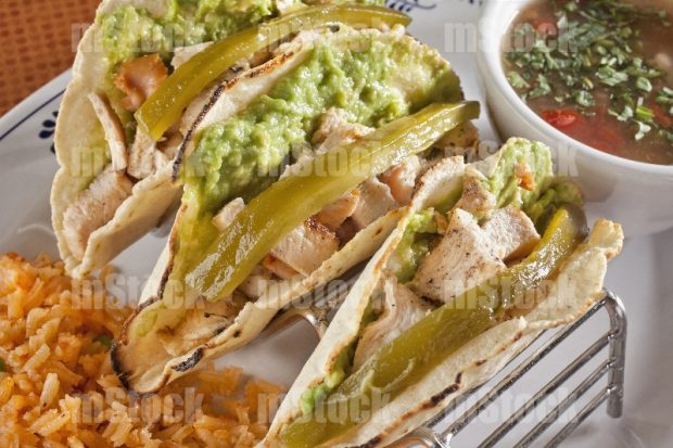 Tacos de pollo con guacamole y arroz