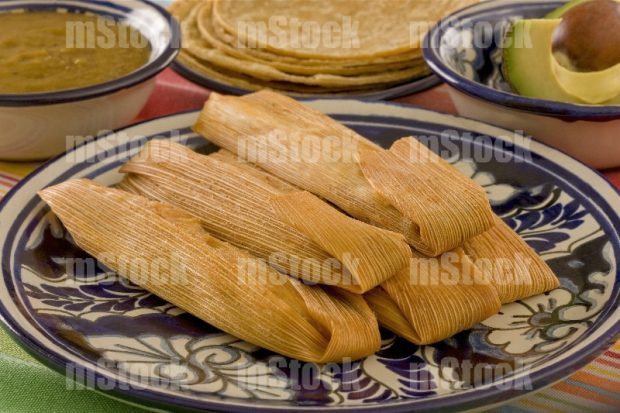 Tamales en plato de talavera